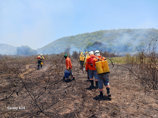 Equipe de brigadistas realiza controle de focos de incêndio na Serra do Amolar. (Foto: Reprodução/IHP)
