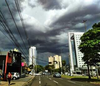 Nuvens carregadas na Avenida Afonso Pena (Foto: Simão Nogueira)