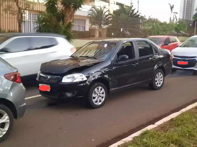 Engavetamento com tr&ecirc;s carros tumultua tr&acirc;nsito na Afonso Pena