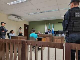 Júlio Cesar (camiseta azul) sentado no banco dos réus durante julgamento (Foto: Rhobson Lima | O Pantaneiro)