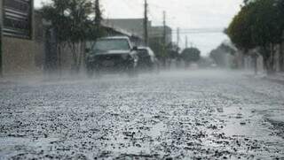Chuva forte registrada no bairro Jardim Aero Rancho nesta quarta-feira (Foto: Alex Machado)