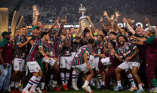 Jogadores do Fluminense levantando a taça da Libertadores (Foto: Marcelo Gonçalves/Fluminense)