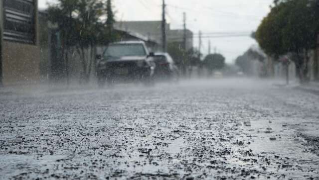 Chuva forte com granizo atinge bairros da Capital na tarde desta quarta