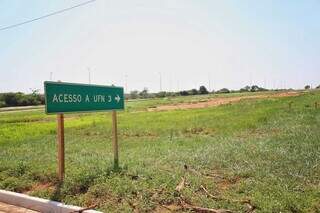 Única placa indicando acesso a UFN 3, na margem da BR-158, após 23 km de Três Lagoas (Foto: Paulo Francis)