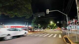 Sem semáforo, veículos circulam em alta velocidade na Avenida Afonso Pena. (Foto: Juliano Almeida)