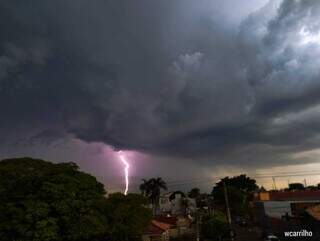 Raio registrado durante dia nublado em Campo Grande. (Foto: Wilmar Carrilho)
