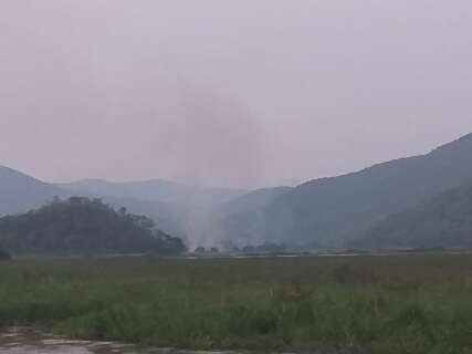 Brigadistas combatem foco de incêndio na Serra do Amolar 