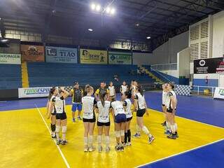 Equipe de Campo Grande em treinamento no ginásio de Glória de Dourados (Foto: Divulgação)