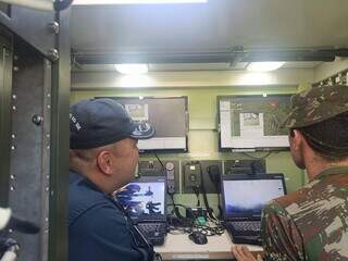 Militar e policial em centro de monitoramento do Sisfron, usado durante operação (Foto: Divulgação)