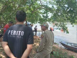 Moradores acompanham a movimentação em torno das buscas (Foto: Sidney Assis)