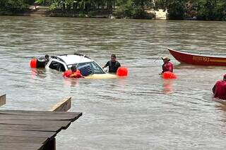 Caminhonete foi retirada da água com auxílio de barcos (Foto: Sidney Assis)