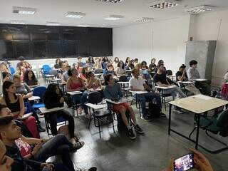 Estudantes acompanham palestra realizada na Sejuv, em Campo Grande. (Foto: Reprodução)
