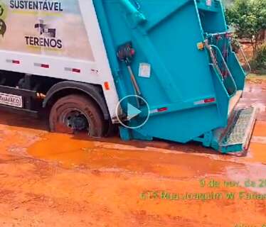 Caminhão de lixo danifica rede de água e pode afetar 2 mil moradores 