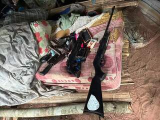 Armas apreendidas no acampamento onde suspeito foi morto (Foto: Divulgação | Polícia Nacional)