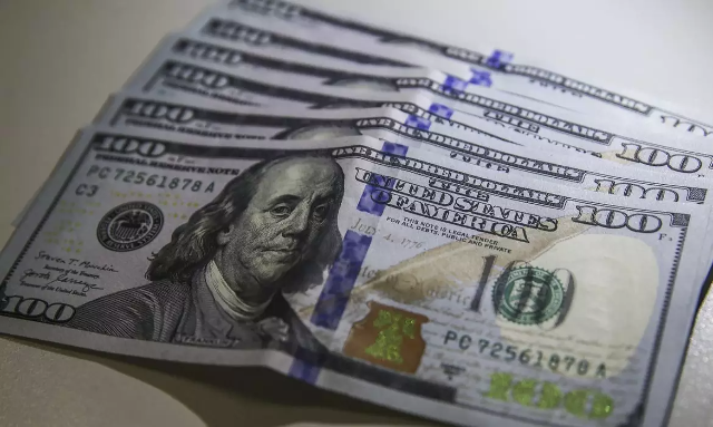 D&oacute;lar volta a subir e encerra o dia cotado em R$ 4,94