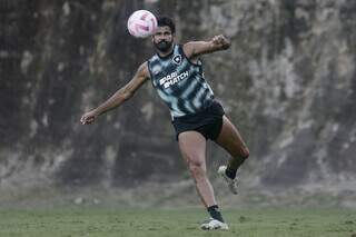 Atacante Diego Costa prepara o movimento para chutar bola em treino (Foto: Vítor Silva/Botafogo)