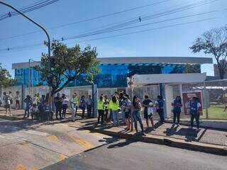 Estudantes na saída da prova, na Uniderp, na 1ª fase do Enem, no domingo (Foto: Juliano Almeida)