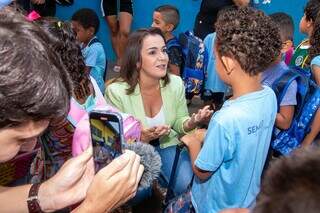 Prefeita Adriane Lopes durante visita a Emei da Capital (Foto: Divulgação)