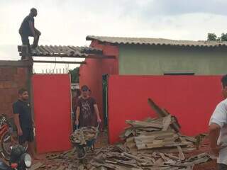 Moradores removem destroços de residência. (Foto: Reprodução/O Pantaneiro)