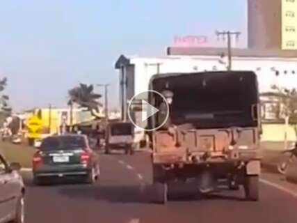 Com carro lotado de drogas, traficantes "tiram onda" de viatura do Exército