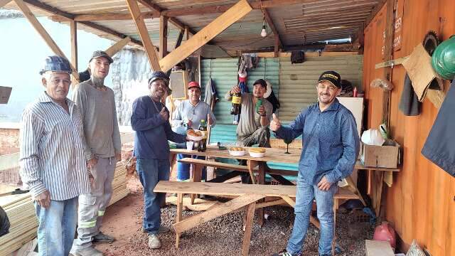 Ambulante faz caf&eacute; da manh&atilde; para agradecer pedreiros que salvaram sua vida