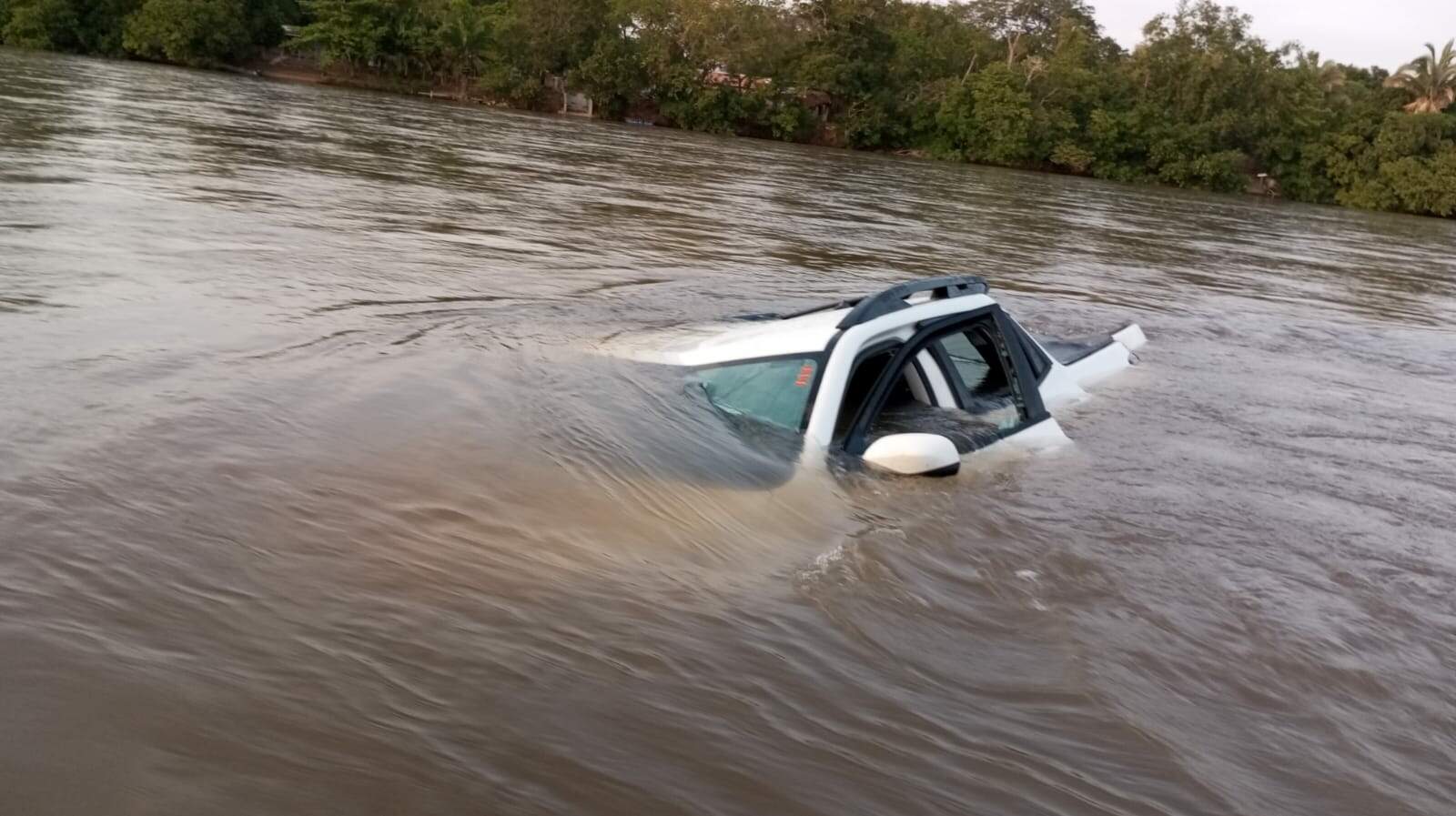 Picape cai em rio, motorista manda localização para amigos e desaparece