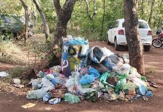 Pilha de lixo na entrada da cachoeira Céuzinho, em Campo Grande (Foto: Direto das Ruas)