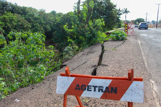 Parte do asfalto da Avenida Ernesto Geisel cedendo por conta de erosão no Rio Anhanduí, em frente ao Ginásio Guanandizão (Foto: Arquivo/Juliano Almeida)