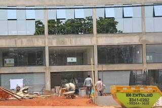 Pedreiros durante trabalho em obra nesta manhã de quinta-feira (Foto: Paulo Francis) 