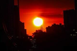 Sol forte registrado na Avenida Afonso Pena, no Centro de Campo Grande (Foto: Juliano Almeida)