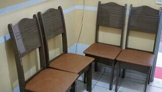 Também há cadeiras de mesa de jantar por R$ 20,00 cada e mesa com suas cadeiras infantis por R$ 40,00.