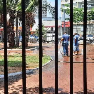 Equipes da prefeitura limpam cal&ccedil;ada de pra&ccedil;a, plantam grama e lavam chafariz 