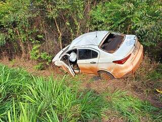 Fiat Cronos ficou destruído e foi parar em área de mata após capotagem (Foto: Elenize Oliveira | Cenário MS)