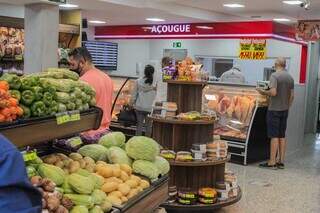Consumidores em supermercado da Capital (Foto: Marcos Maluf/Arquivo)