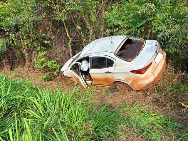 Para evitar bater em caminh&atilde;o, motorista desvia e capota carro