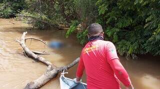 Corpo de Anderson ainda no Rio Taquari após ser encontrado (Foto: Sidney Assis)