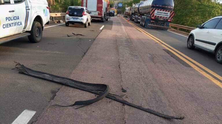 Borracha de pneu que causou o acidente (Foto: Sidney Assis)