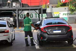 Frentista abastecendo veículo em posto da Capital (Foto: Paulo Francis)