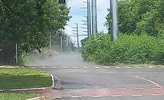 &#34;Fumaça&#34; saindo do asfalto após chuva rápida (Foto: Direto das Ruas)