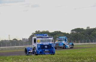 Caminhões treinando no Autódromo Internacional de Campo Grande (Foto: Juliano Almeida)