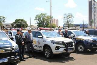 Viaturas e policiais de Mato Grosso do Sul e São Paulo, durante lançamento do Dia D da terceira etapa da Operação Integrada SULMaSSP em MS. (Foto: Paulo Francis)