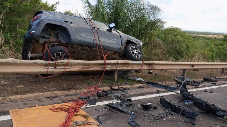 Jeep Renegade preto parado no guard rail (Foto: Sidney Assis)