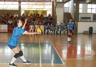 Jogadora mirim de vôlei feminino antes de saque em quadra (Foto: Divulgação/FVMS)