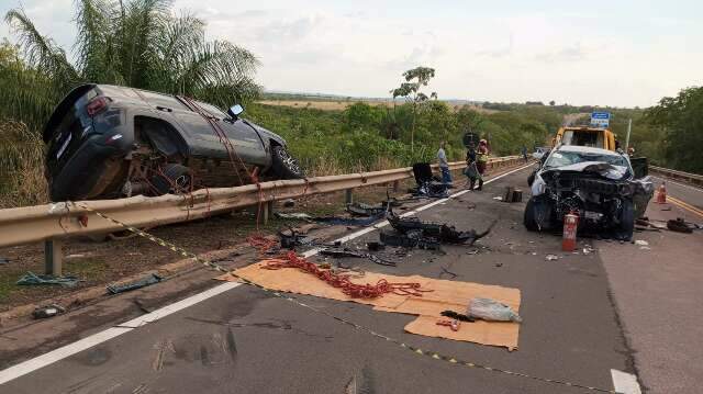 Mulher morre e homem fica em estado grave ap&oacute;s carros baterem de frente