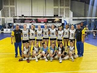 Time do Campo Grande Vôlei/Glória de Dourados antes de jogo no ginásio (Foto: Divulgação)