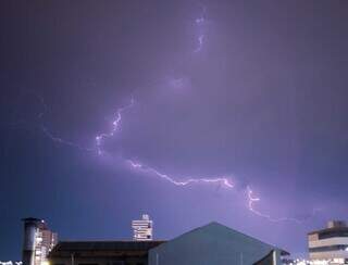 Relâmpago é visto no céu de Campo Grande. (Foto: Osmar Daniel)