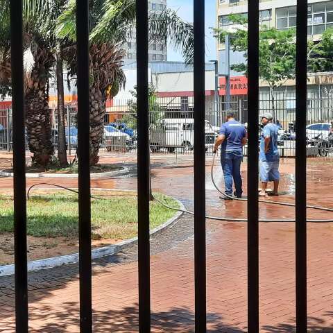 Equipes da prefeitura limpam cal&ccedil;ada de pra&ccedil;a, plantam grama e lavam chafariz 