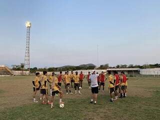 Jogadores do Corumbaense reunidos em treino (Foto: Divulgação)