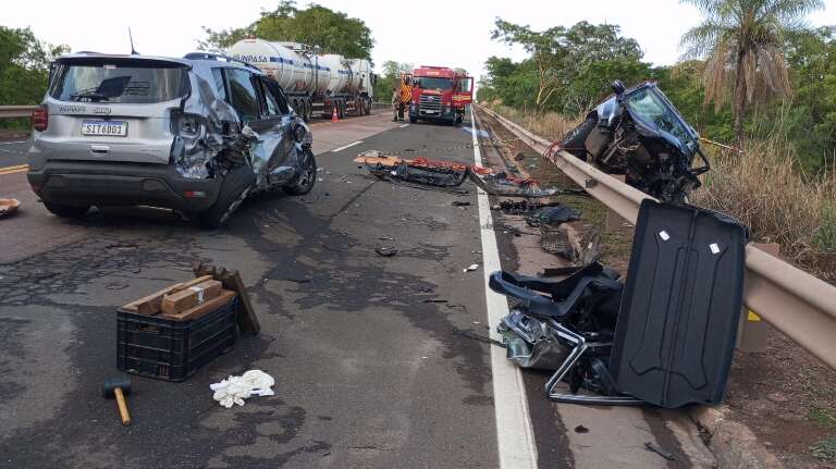 Pedaços dos veículos na pista; ambos ficaram destruídos (Foto: Sidney Assis)