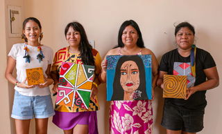Mulheres com suas obras na Exposição &#34;Elas em Corumbá – Mulheres Indígenas Artistas&#34;.